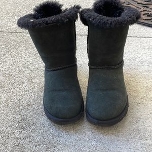 Black uggs with bows on back.